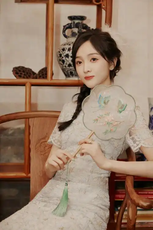 吴宣仪最美中国戏旗袍秋日写真温婉古典美的小选美人