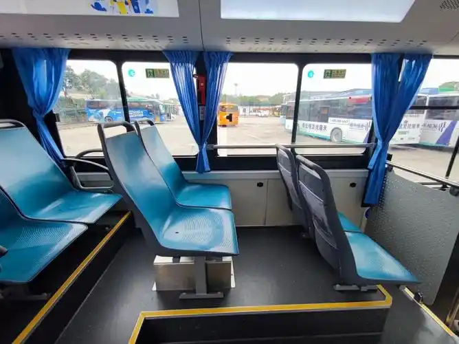 深圳公交车迎来上新乘坐空间更大每个座位旁都有usb充电口