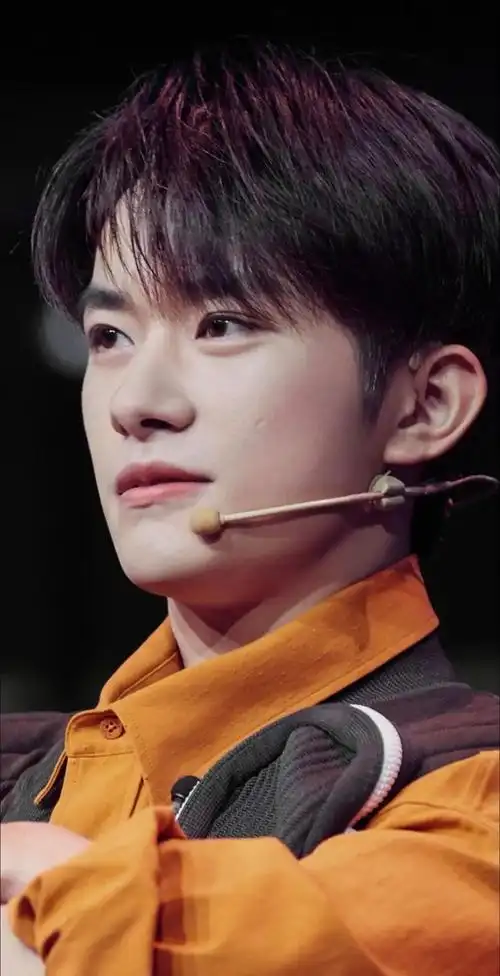 00易烊千玺.易烊千玺,2000年11月28日出生于湖南省怀