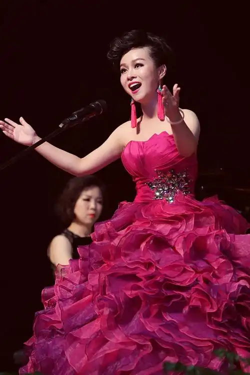 颜依妮硕士毕业独唱音乐会在山东德州大剧院举办