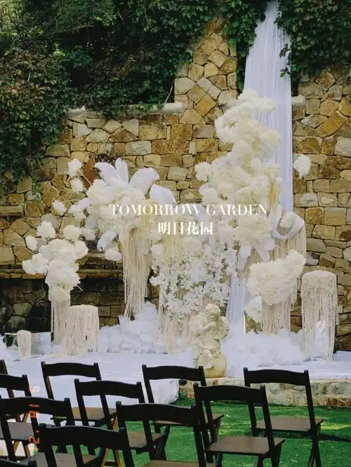 像是踩在云端上的一场婚礼流淌的"瀑布"(布幔);脚下的云朵(棉花):背后