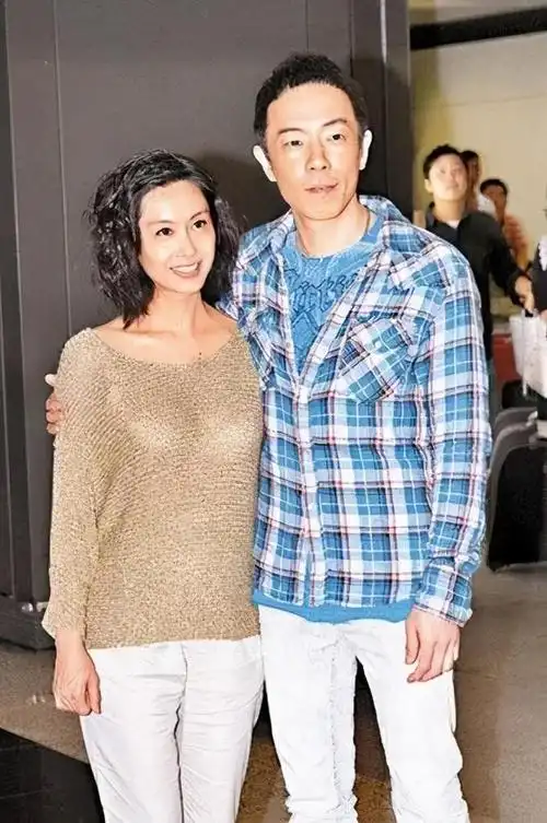 50岁朱茵与老公黄贯中秀恩爱,保养极佳气质不减,满脸幸福