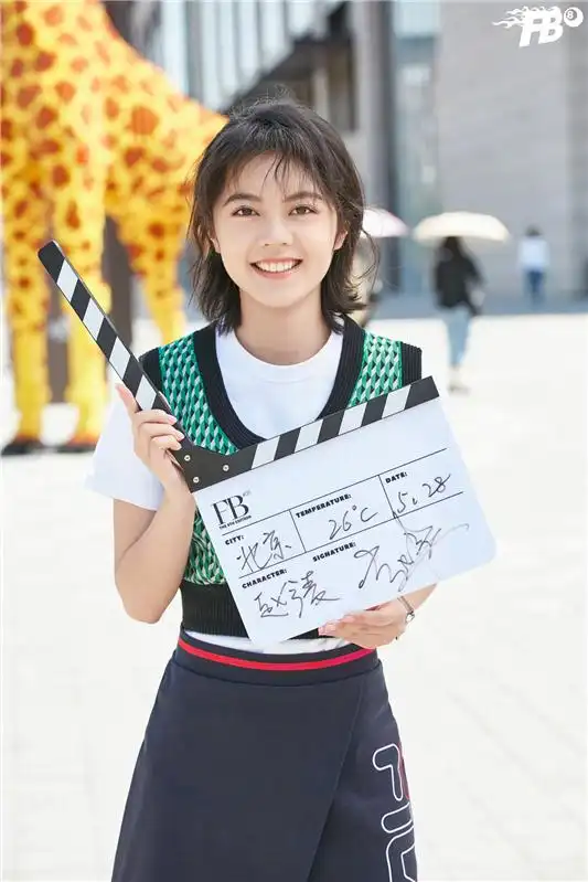 赵今麦夏日写真曝光清新自然活力满满