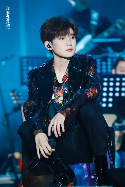 十八岁 花衬衫锅妹式流口水00馋王源的身子@tfboys-王源#王源看我们