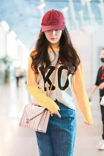 杨幂时隔一年回归机场秀,一身搭配一万块果然还是她的私服最好看