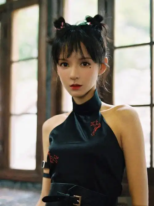 《韫色过浓》甜蜜热播,张予曦复古造型好美,蓝色蕾丝旗袍显气质)