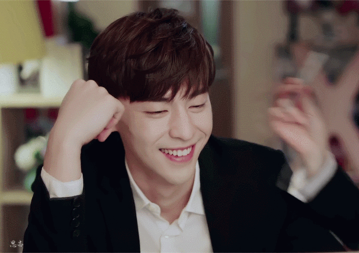 原创我要打篮球:邓伦全程眯着眼睛看比赛,近视的人太难了!