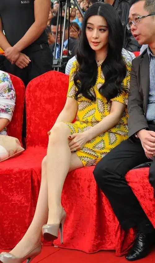 时尚范冰冰裸色驴蹄高跟鞋搭配短裙教你打开二郎腿的正确方式