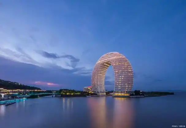 其中,湖州太湖旅游度假区和新市古镇两个景点尤为引人入胜.