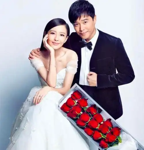 陈思诚,佟丽娅在东方卫视马年春晚上甜蜜合体,陈思诚献唱《老婆》