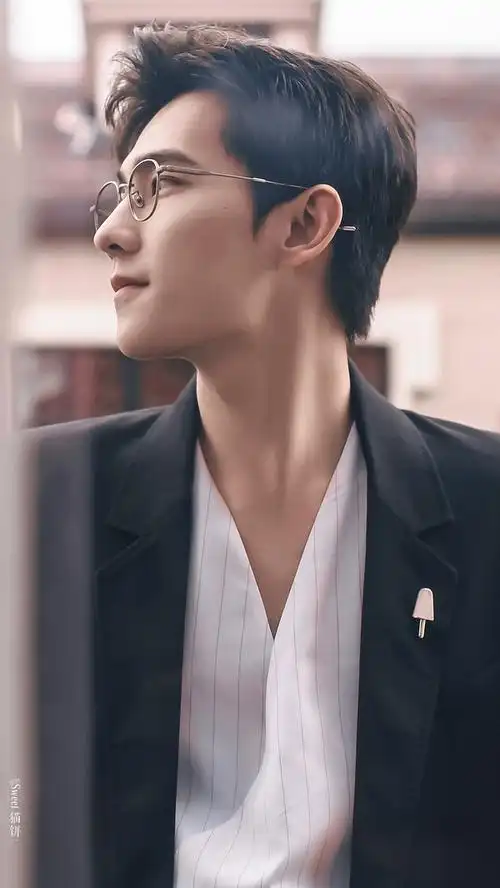 在线球姐妹给我杨洋戴眼镜的剧照做手机桌面