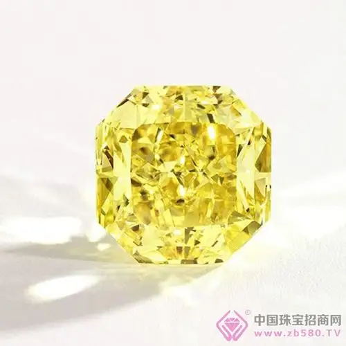 少女在公园挖到黄色钻石 卖20万付学费