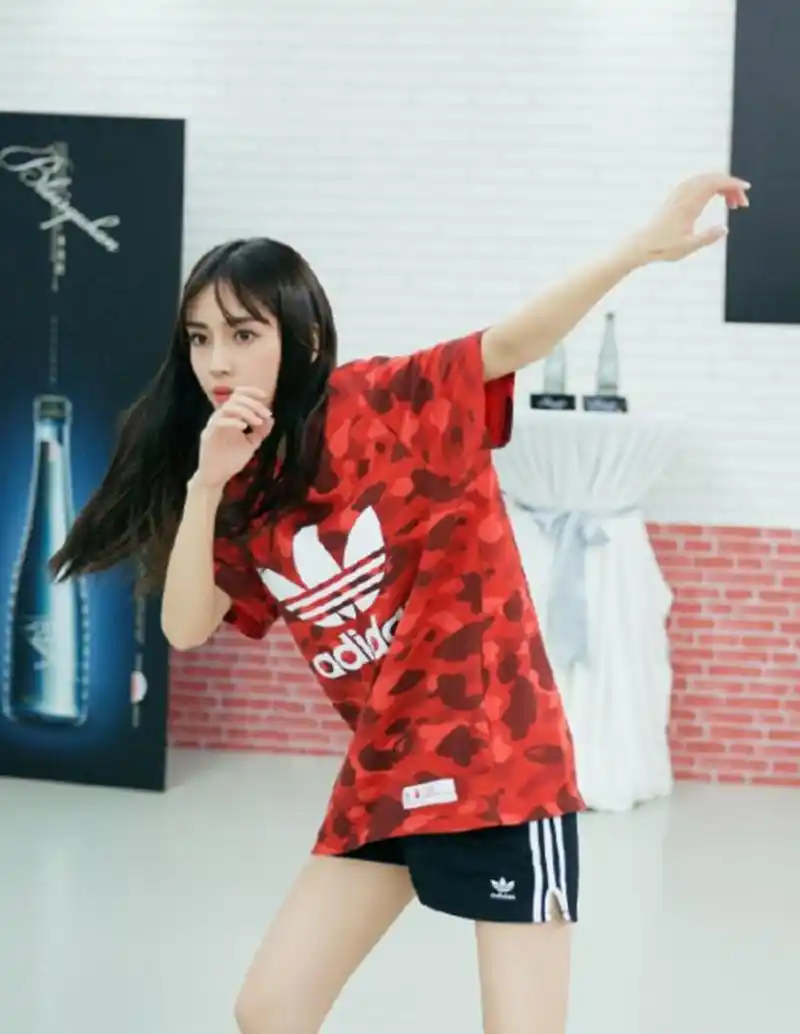 杨颖《新舞林大会》照片曝光,演技不行又要尬舞,马甲线让人美哭