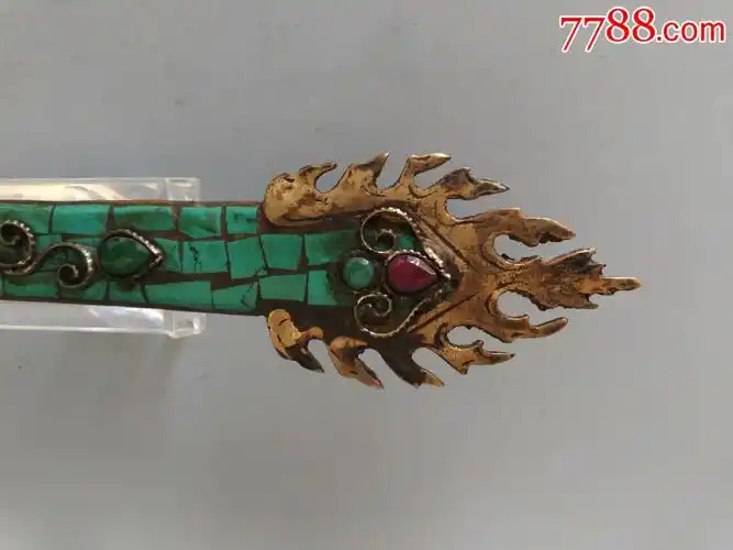 出土镶宝石绿松石法器指挥剑