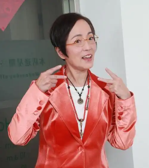 苑琼丹宣布5年内不拍戏,改行当主播收入曝光,要带港人发家致富|石榴姐