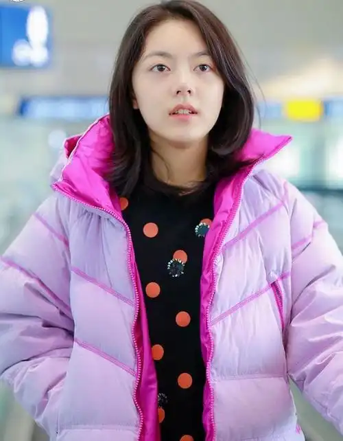 赵今麦素颜状态现身机场生图下的她确定身高有165