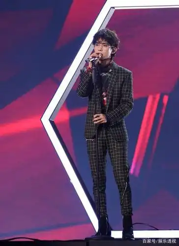 易烊千玺全身照