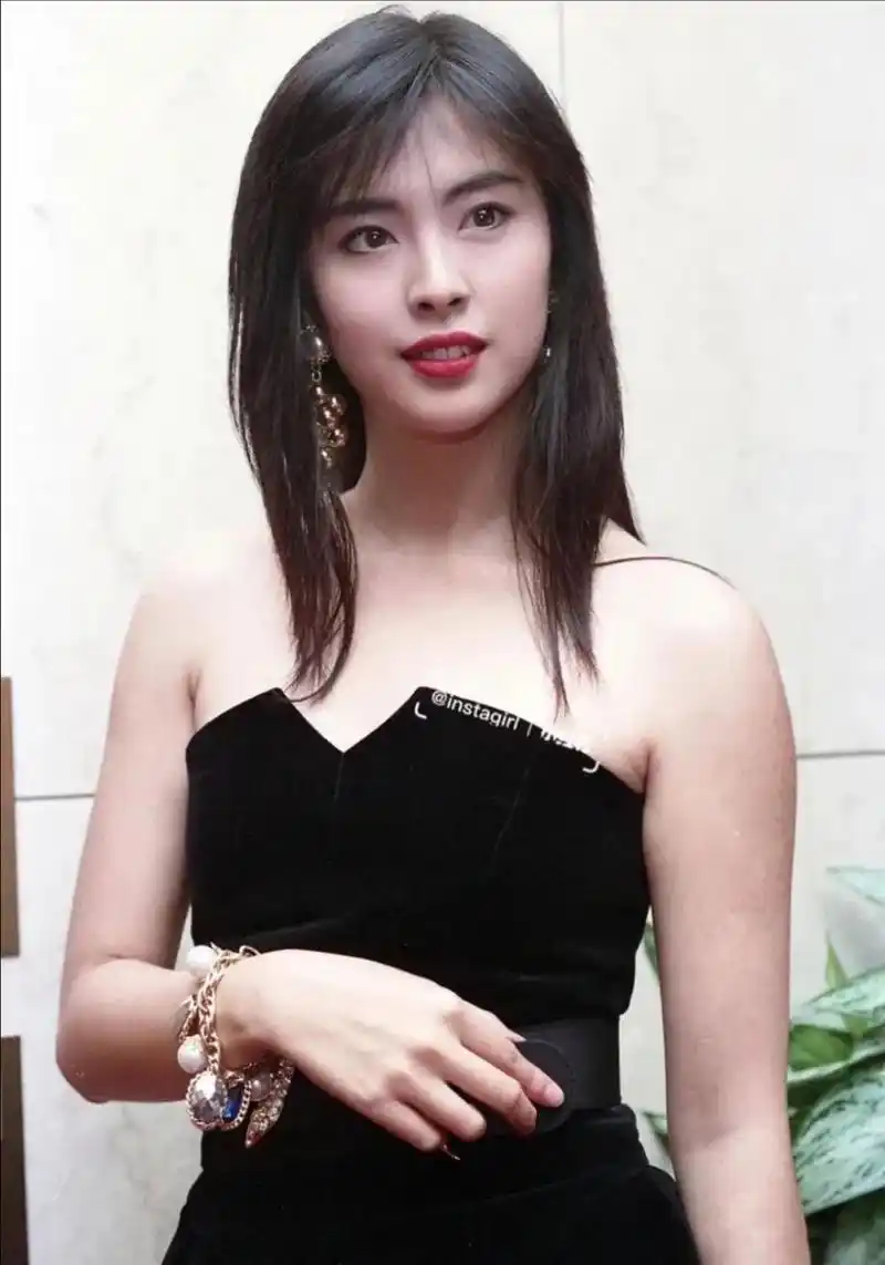 毁了自己一生的齐秦竟还能老牛吃嫩草  王祖贤年轻时风华绝代,惊艳了