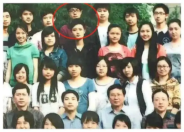 肖战说自己上学时没人追本以为开玩笑看到学生合照明白了原因