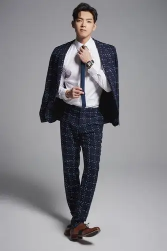 辰亦儒曝西装写真笑容撩人尽显绅士品格