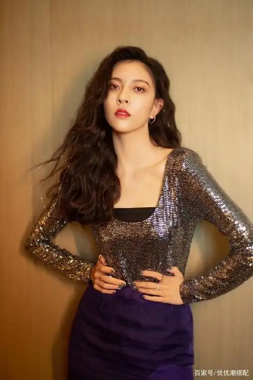 宋妍霏换新发型化"眼泪妆",穿亮片衫配网纱裙,穿搭造型好惊艳