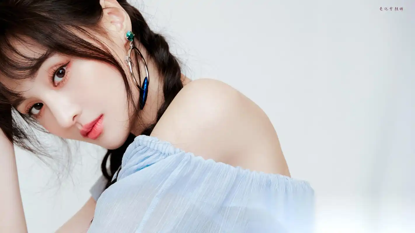 郑爽今日份的貌美营业,饭拍精修与生图,俏皮甜美是仙女啊!