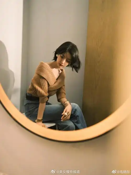 毛晓彤秋日穿搭plog 穿v领上衣露香肩锁骨大气又性感__财经头条