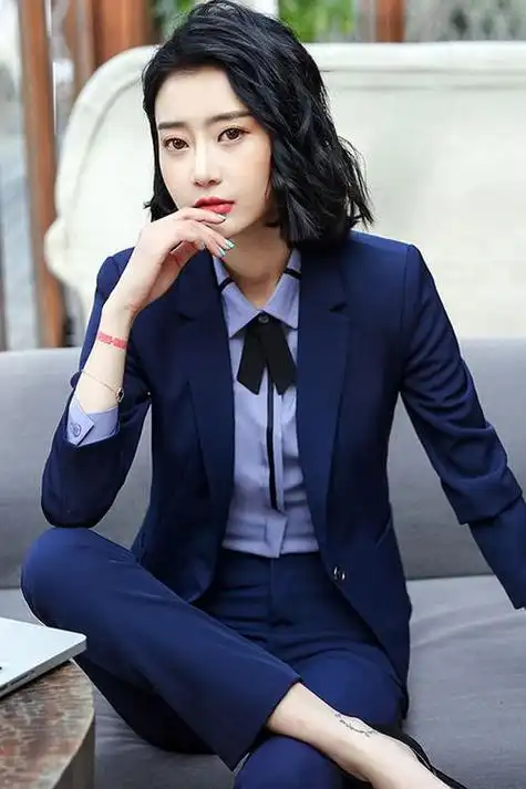 关于女士蓝色西装搭配图片的配图及描述