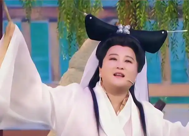 鉴于白素贞身形丰满,当许仙得知她身怀六甲后,他打趣道,将来诞下的