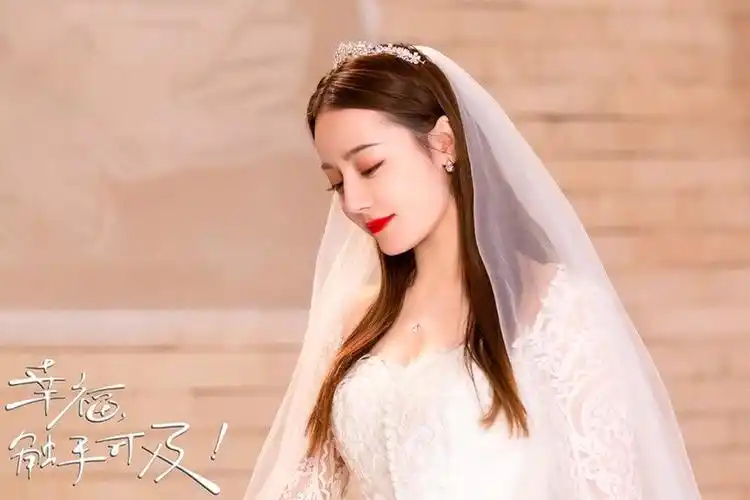 迪丽热巴在《幸福,触手可及》穿了两次婚纱,第一集就穿上绝美的婚纱
