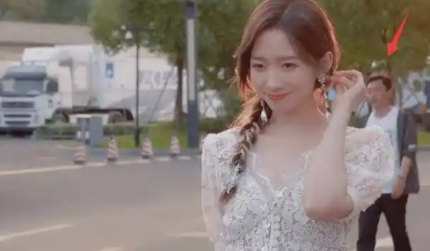 孟美岐马路边拍大片无视路人经过继续摆拍男友视角求牵手太甜了