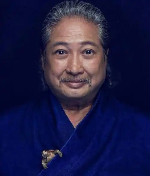 68岁洪金宝拄拐现身看赛马打破去世谣言穿西装秀出苗条身材