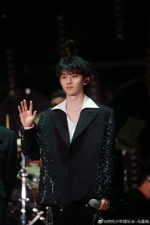 队长-马嘉祺身穿jumper zhang@jumper_zhangaw23系列重工钉钻黑色西装