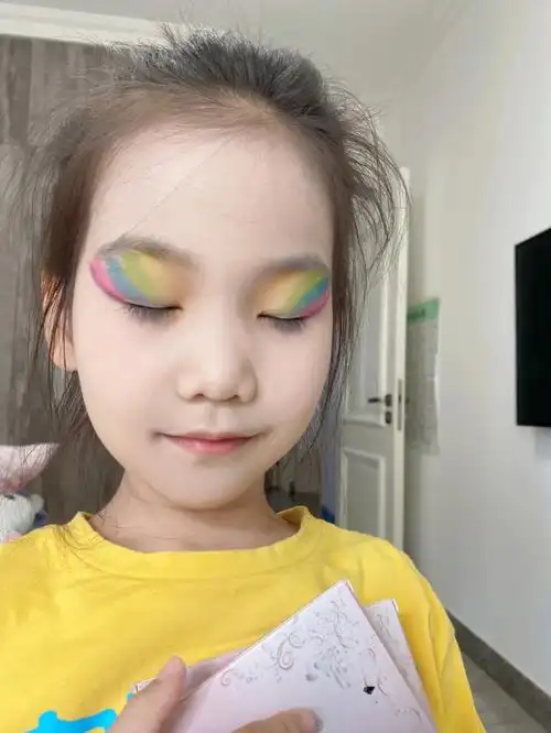 小孩子自己搭配的眼妆