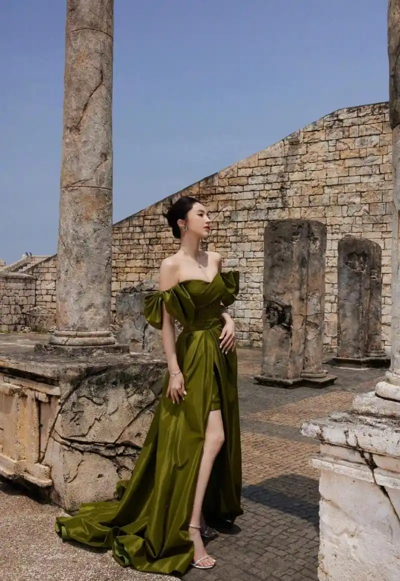 董璇穿上这一款绿色抹胸裙,真的是太美了,婉约的妆发,优雅的气质,可惜