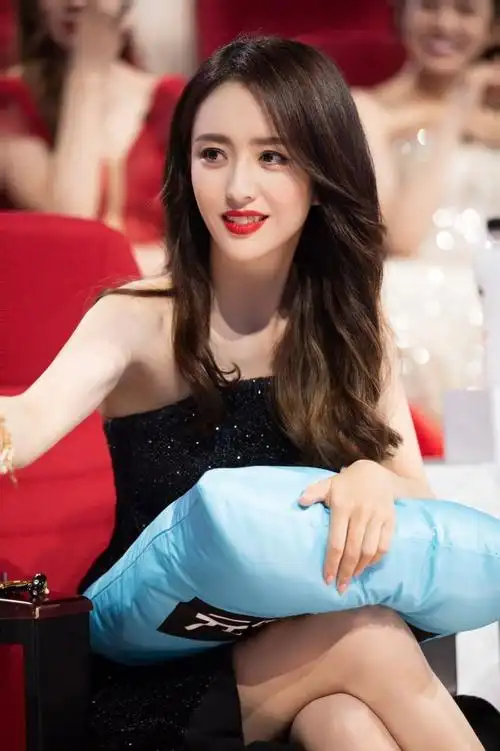 佟丽娅美腿大赏,第一次见这么白的腿