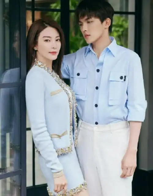 离婚后爱上"姐弟恋"的5位女星,只恋爱不结婚,个个容光焕发