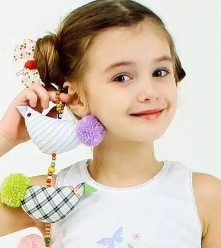 可爱养眼的一个外国小女孩,一款中分双丸子头发型,露额头的清爽发型