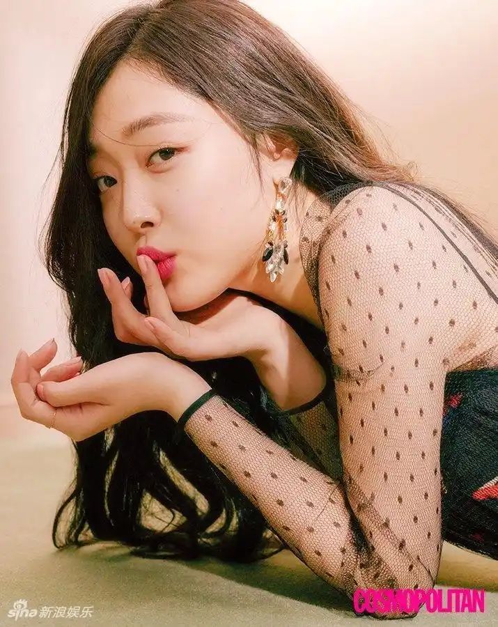 组图:雪莉写真可爱不失性感 牛奶肌肤吹弹可破