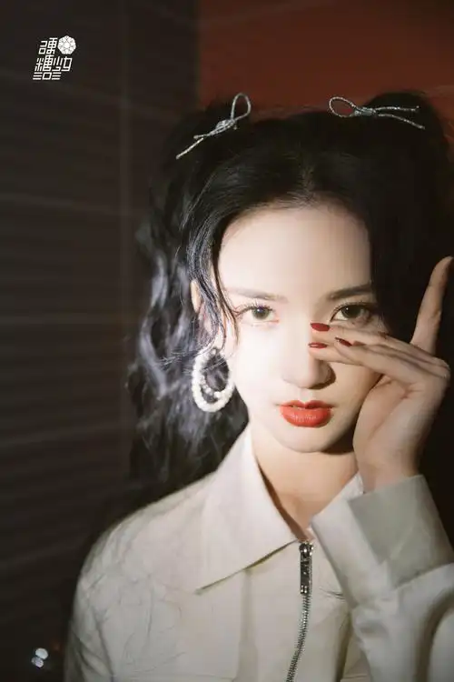 刘些宁卷发双马尾性感写真图片99