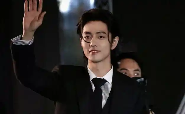 肖战海外之行人气爆棚黑色西装狼尾造型霸气侧漏让粉丝疯狂