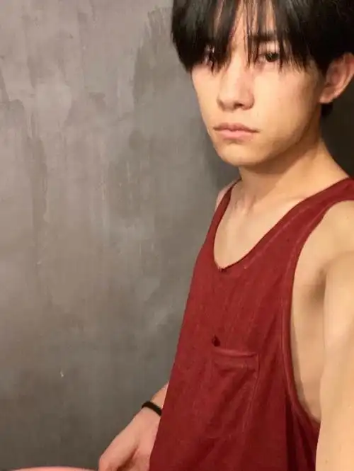 易烊千玺ins照片