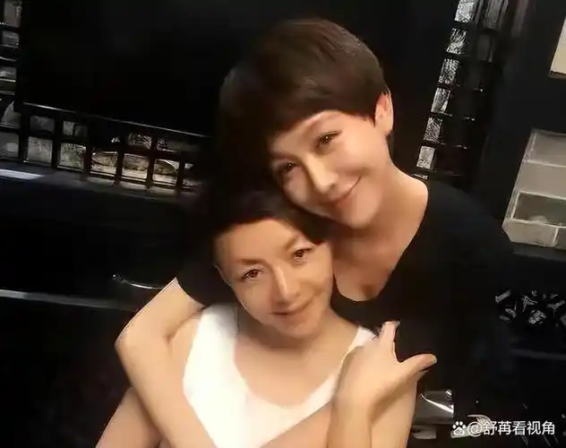 连一同参加节目的男艺人刘宪华都多次对姜妍示爱.