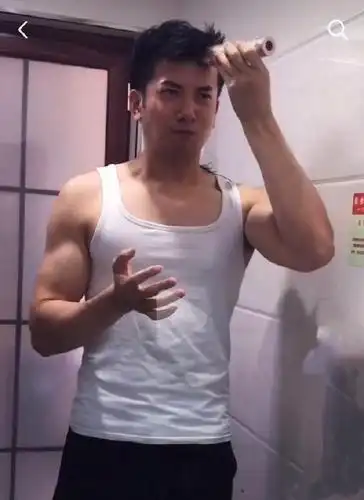 八块腹肌,一身肌肉,简直太撩人.