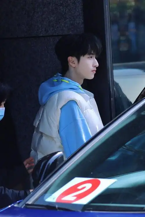 严浩翔凌晨到达机场饭拍路透96 灰色马甲77卫衣搭配超酷!