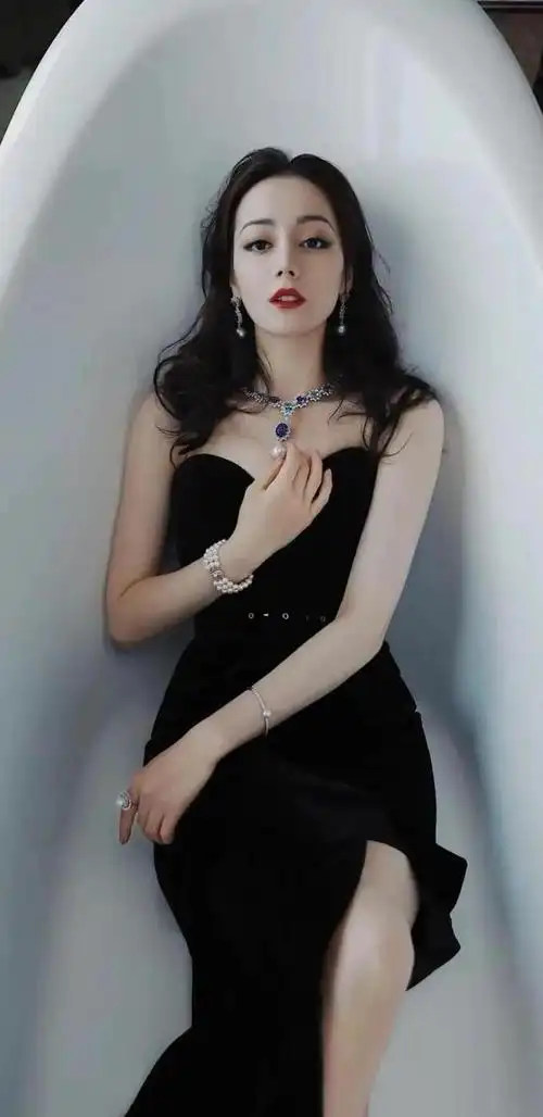 迪丽热巴的身材真的是俏丽迷人