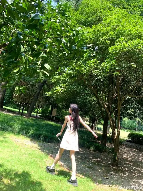 直发单侧麻花辫 碎花吊带裙,清新又自然#鞠婧祎直发碎花裙