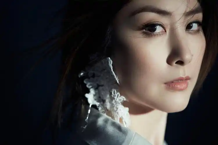 48岁陈慧琳逛街被拍状态极佳显年轻法式风尽显优雅率性