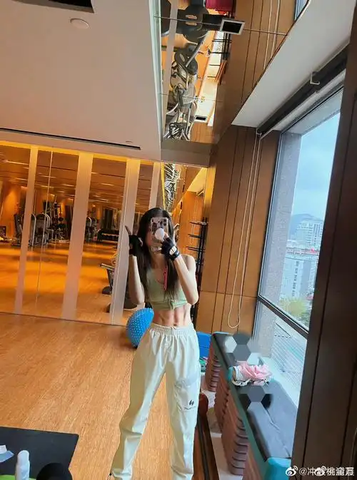 金晨的马甲线太绝了!感觉姐不是在健身就是在去健身房的路上