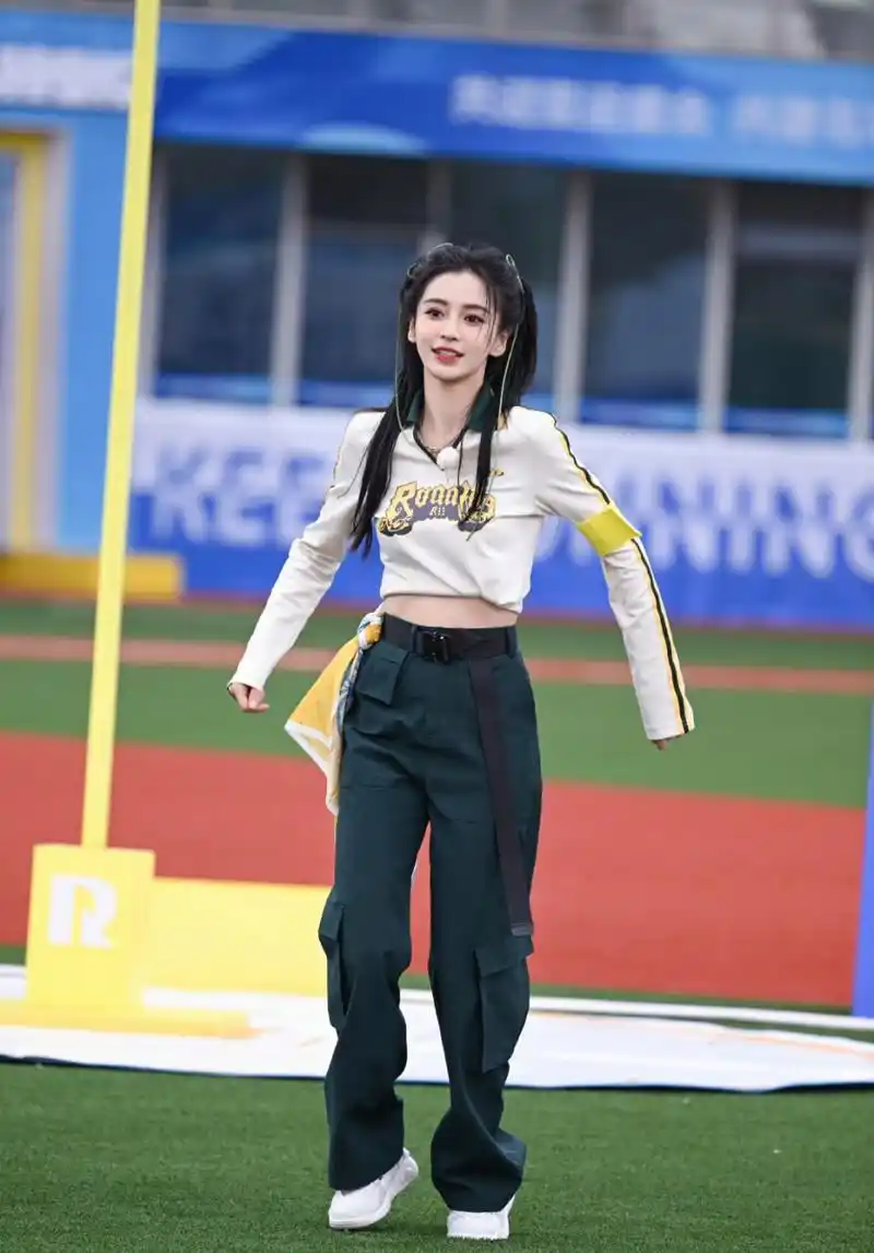 angelababy《奔跑吧》剧照96 是绿色系双马尾造型的工装baby呀,baby
